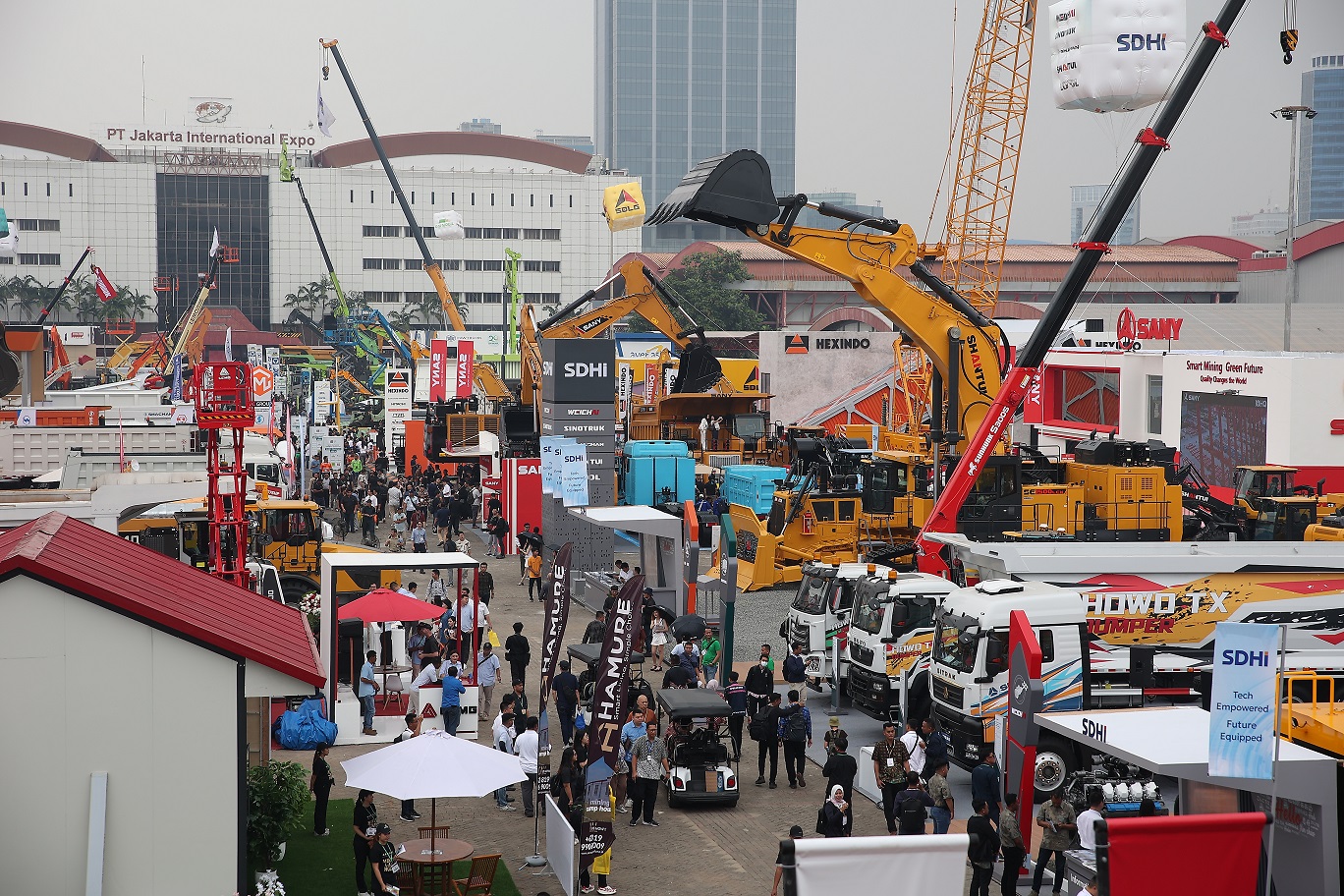 truk listrik, IEE Series 2025, IEE 2025, Indonesia Energy & Engineering 2025, Alat Berat Elektrik, Pekan Kedua IEE Series 2025 Ditongkrongi Alat Berat Ramah Lingkungan, Ada Truk Listrik Bertonase 120 Ton