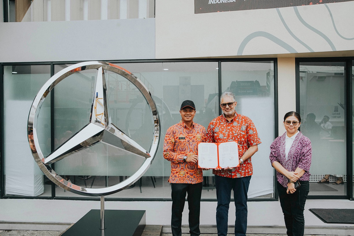 daimler, Daimler Commercial Vehicles Indonesia, Mercedes-benz OF 917, Mesin Bus Mercedes-Benz OF 917, SMK 1 Angkasa Jakarta, Top Markotop, DCVI Sumbang Mesin Bus Mercedes-Benz OF 917 ke SMK 1 Angkasa Jakarta