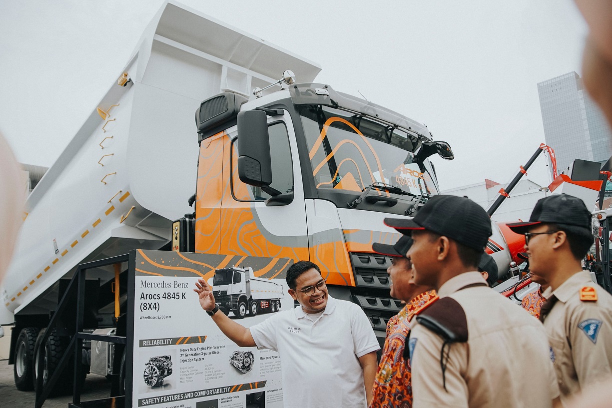 daimler, Daimler Commercial Vehicles Indonesia, Mercedes-benz OF 917, Mesin Bus Mercedes-Benz OF 917, SMK 1 Angkasa Jakarta, Top Markotop, DCVI Sumbang Mesin Bus Mercedes-Benz OF 917 ke SMK 1 Angkasa Jakarta