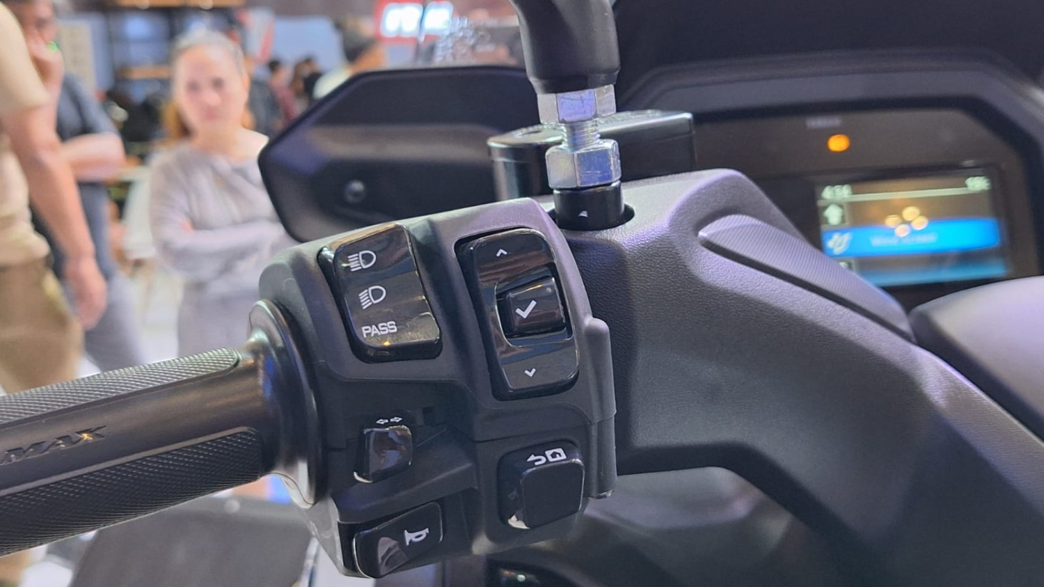 yamaha, windshield, xmax tech max, IMOS 2025, Pasang Windshield Elektrik XMAX Tech Max ke XMAX Lama Bakal Repot, Ini Penyebabnya