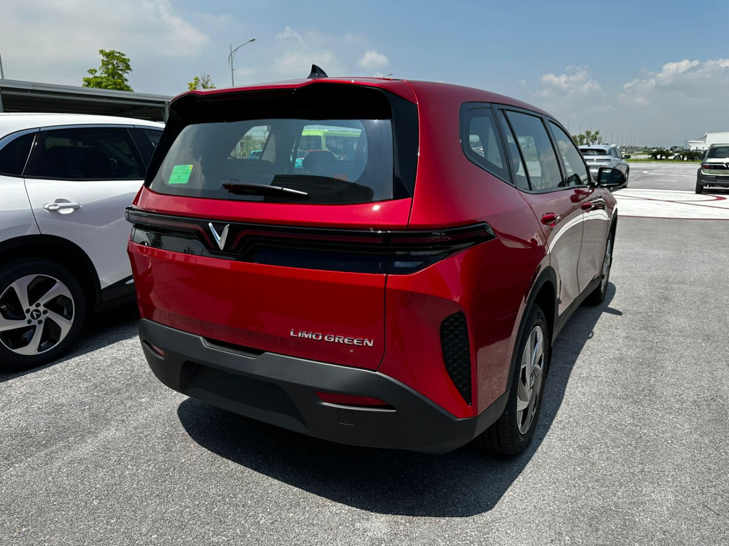 mobil listrik, Toyota Innova Zenix Hybrid, VinFast Indonesia, Vinfast Automobile Indonesia, BYD M6, Aletra L8, VinFast Limo Green, VinFast Limo Green Mobil Listrik 7 Penumpang, BYD M6 dan Innova Zenix Ketar-ketir