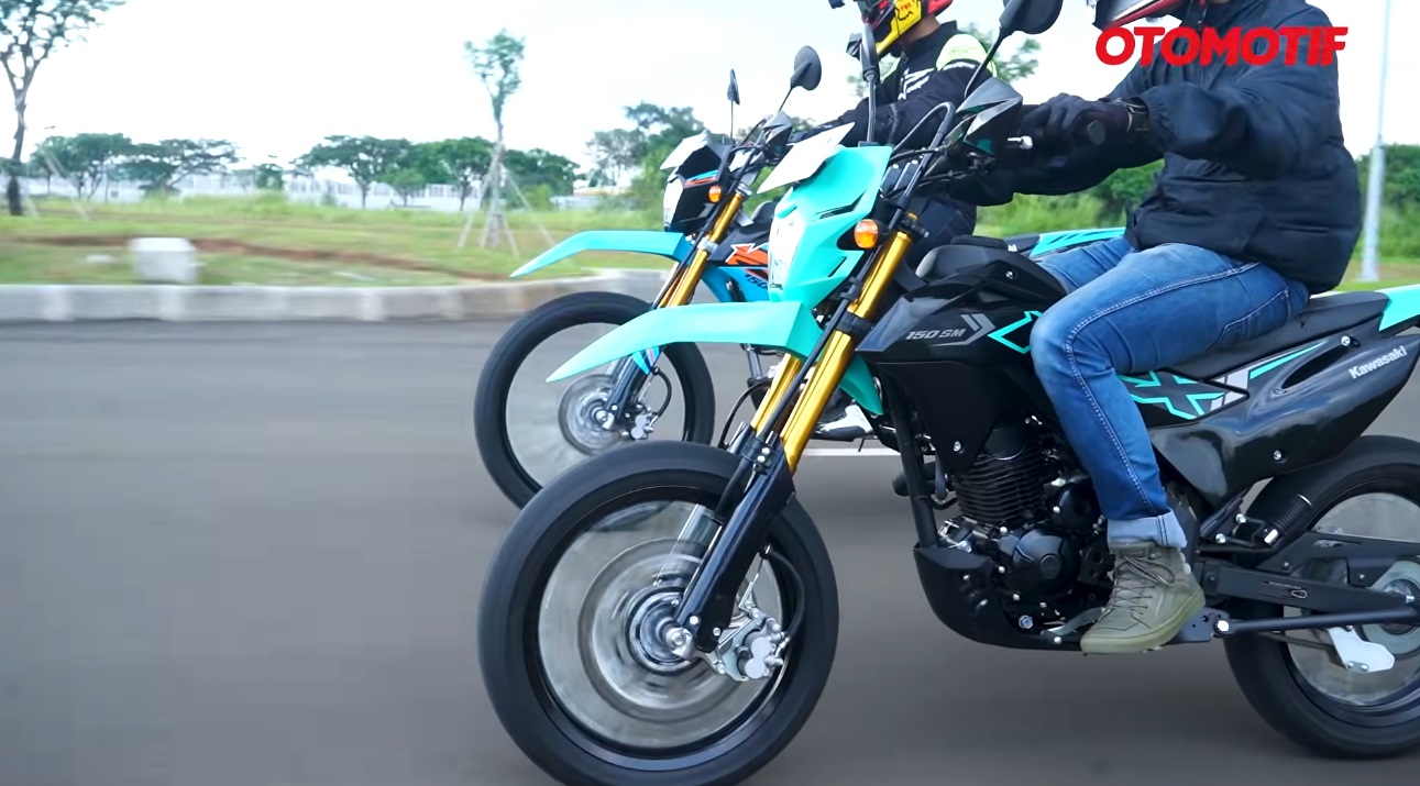motor trail, klx150, harga motor baru, supermoto, harga klx150, KLX150SM, klx150 baru, Mau Trail atau Supermoto? Nih Beda Harga dan Spek Kawasaki KLX150 Vs KLX150SM Terbaru