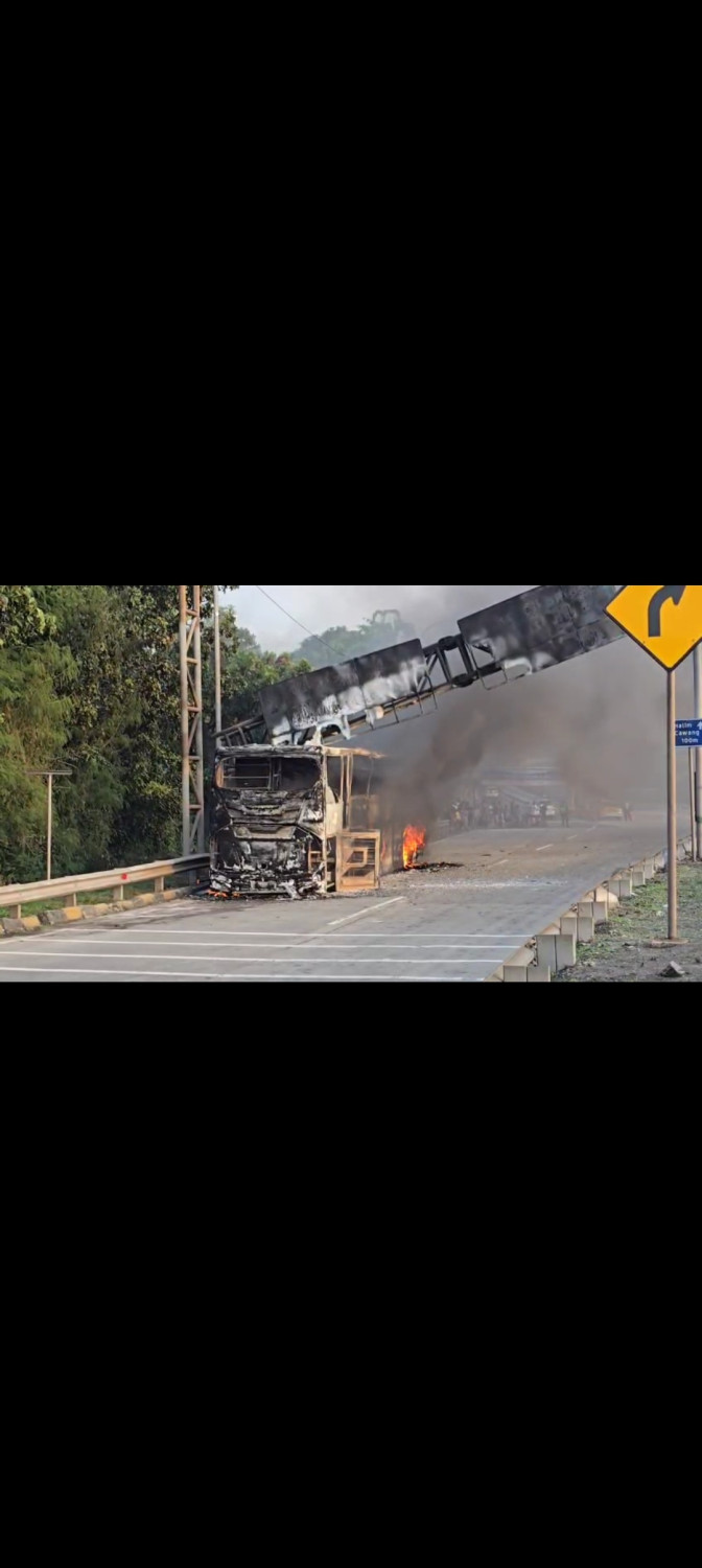 kebakaran, bus damri, damri, tol MBZ, Bus Damri Terbakar di Tol Cikampek, Dugaan Awal Korsleting Kabel