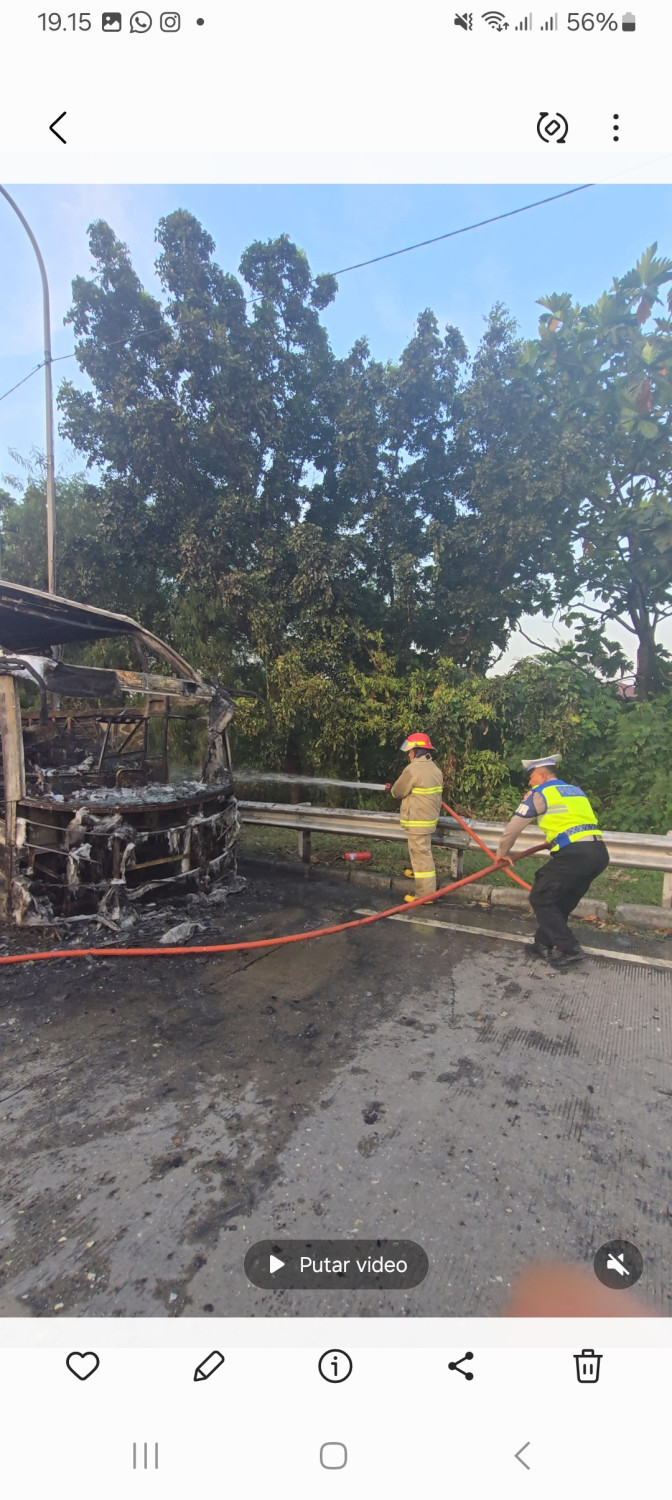 kebakaran, bus damri, damri, tol MBZ, Bus Damri Terbakar di Tol Cikampek, Dugaan Awal Korsleting Kabel