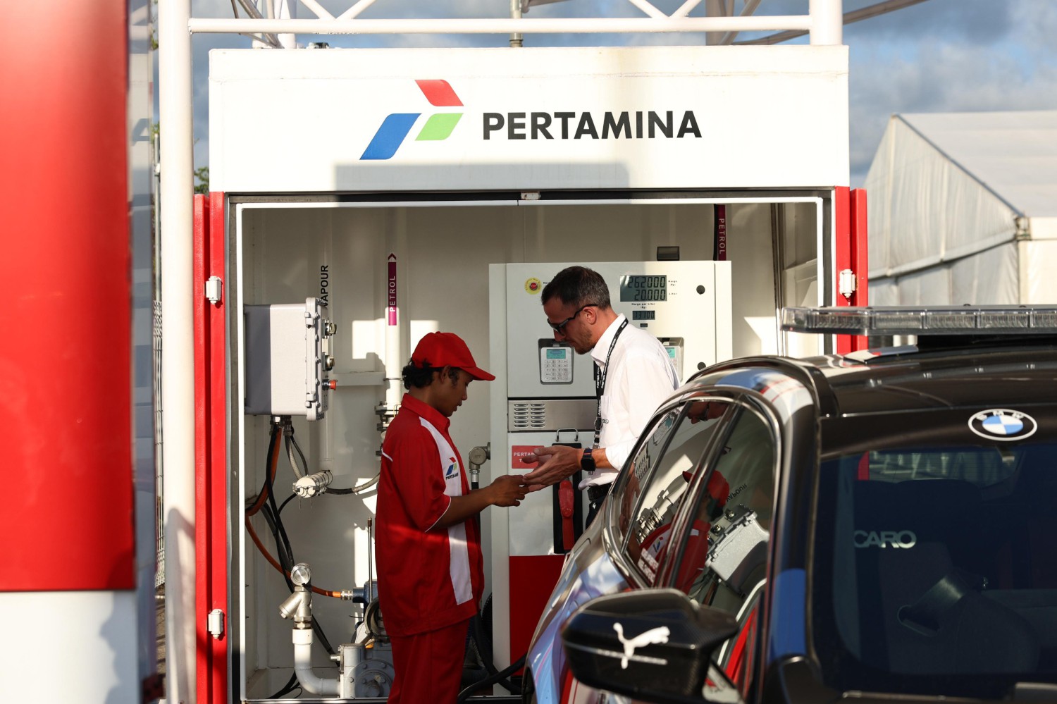 safety car motogp, motogp mandalika, BMW M5 CS Safety Car, Safety Car MotoGP Mandalika, MotoGP Indonesia 2025, BMW M5 MotoGP Indonesia Berhenti di SPBU Pertamina, Pilih Isi BBM Ini