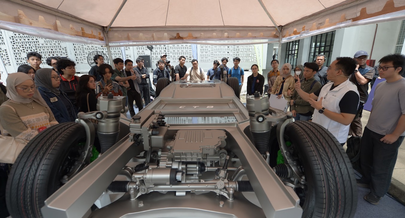 mobil listrik, baterai mobil listrik, komunitas byd indonesia, BYD PDKT ke Anak Muda Lewat Kampus, Kenalkan Teknologi ke Mahasiswa UNDIP dan ITB