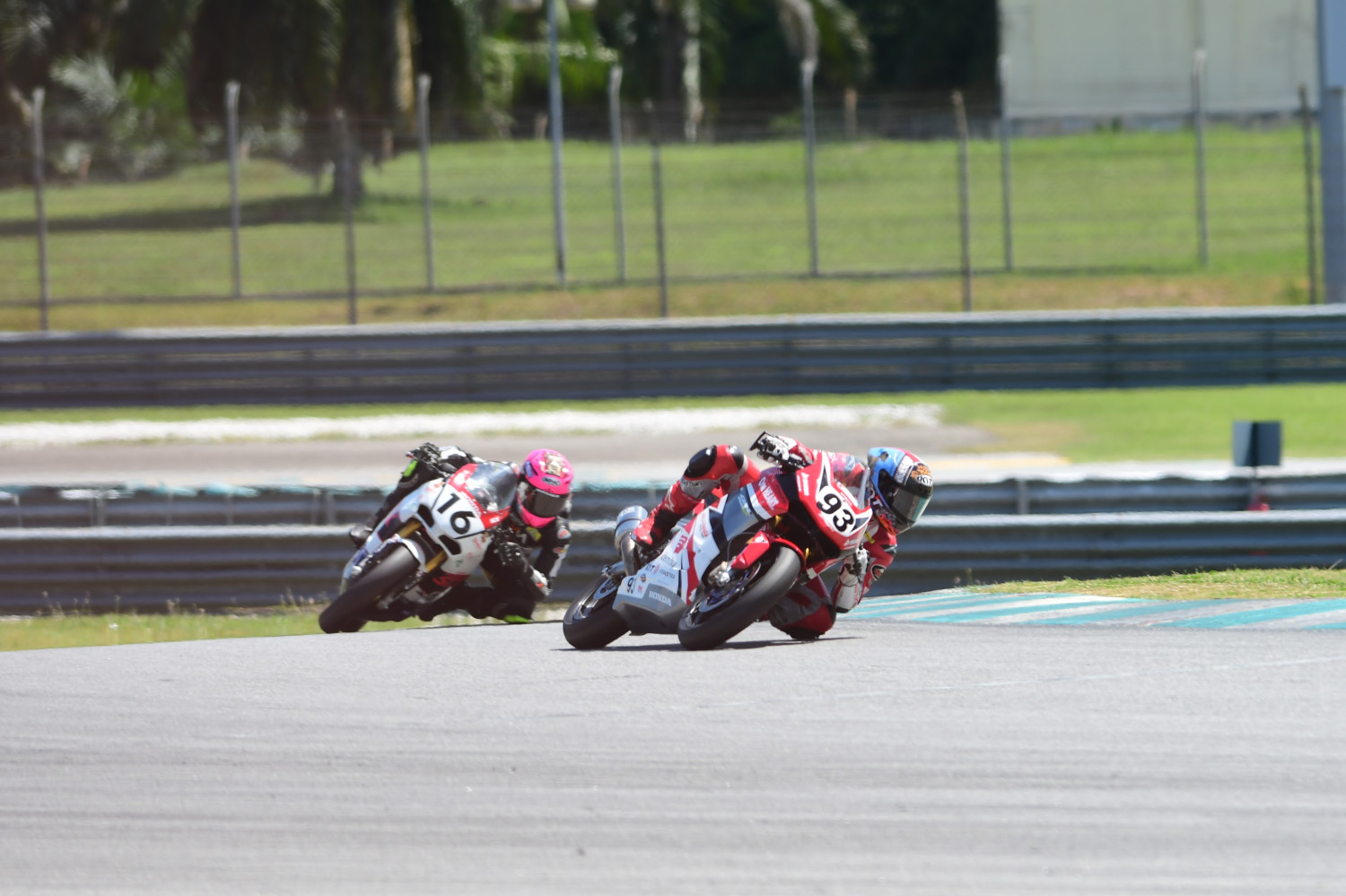 andi farid izdihar, Fadillah Arbi Aditama, pembalap AHRT, ARRC 2025, M. Adenanta Putra, Bendera Indonesia Berkibar di Sepang Malaysia, Tiga Pembalap AHRT Naik Podium