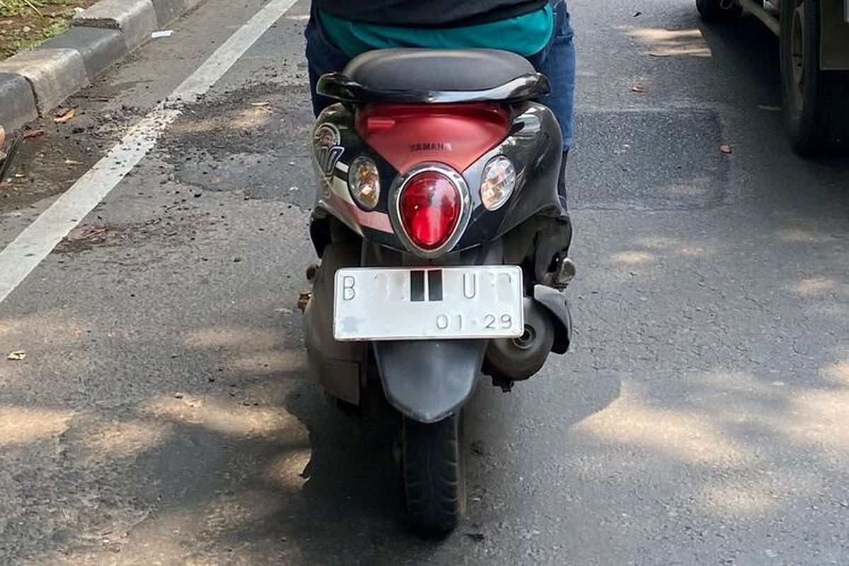 pelat nomor, operasi zebra, denda tilang, tutup pelat nomor, Menutup Pelat Nomor, Yuk Tobat, Ketahuan Polisi Tutup Pelat Nomor Pakai Benda Apapun Bisa Kehilangan Uang Setengah Juta