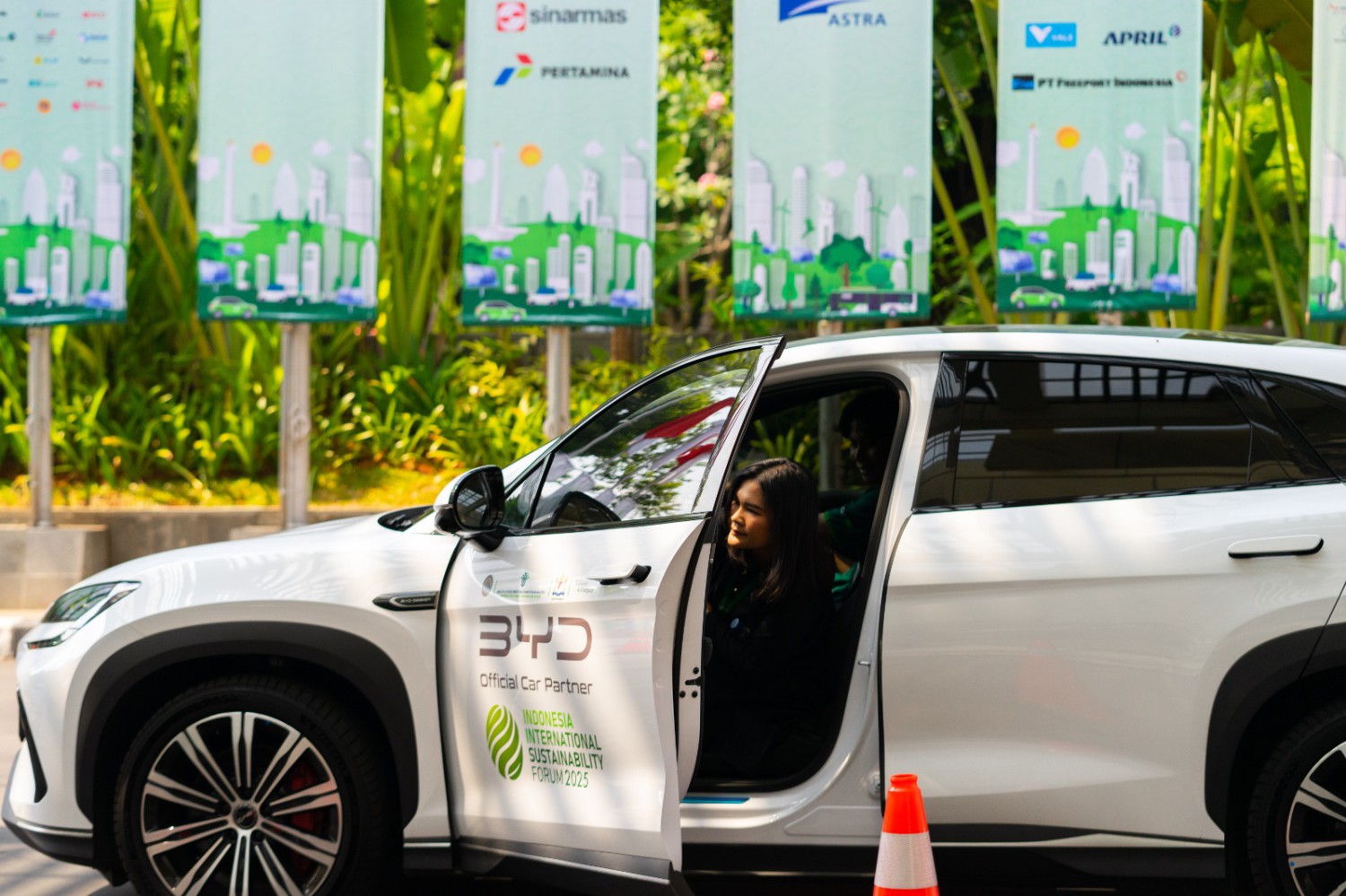 Denza D9, mobil listrik BYD, BYD Motor Indonesia, BYD Sealion 7, Indonesia Infrastructure and Sustainability Forum 2025, IISF 2025, BYD Fasilitasi 15 Unit Mobil Listrik di IISF 2025, Denza D9, BYD Sealion 7 dan BYD Seal Diterjunkan
