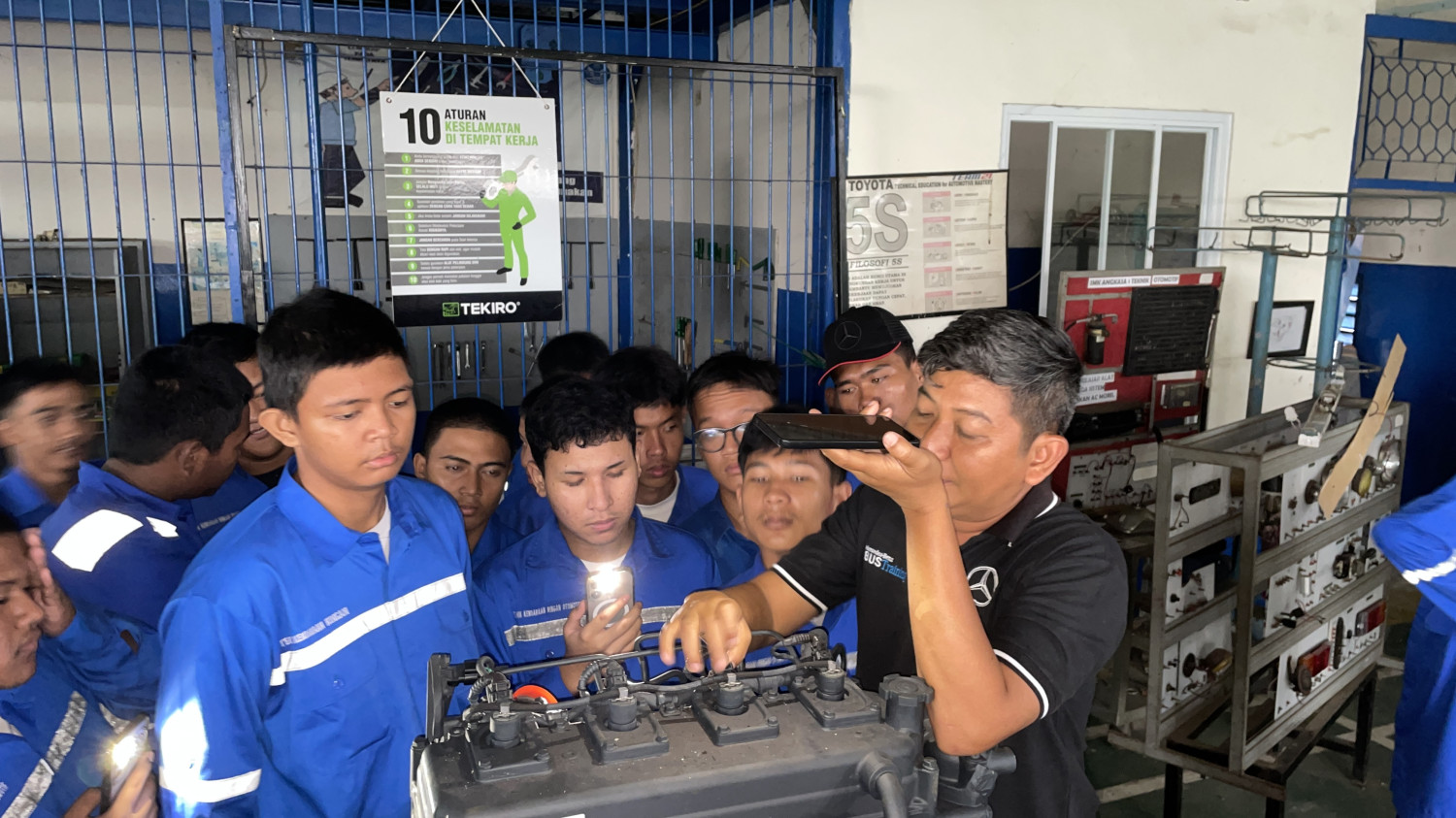 mercedes- benz, Mercedes-benz OF 917, Dcvi, Bus Mercedes Benz, Diajak ke Pabrik, Mercedes-Benz Hibahkan Mesin Bus OF 917 ke Anak SMK