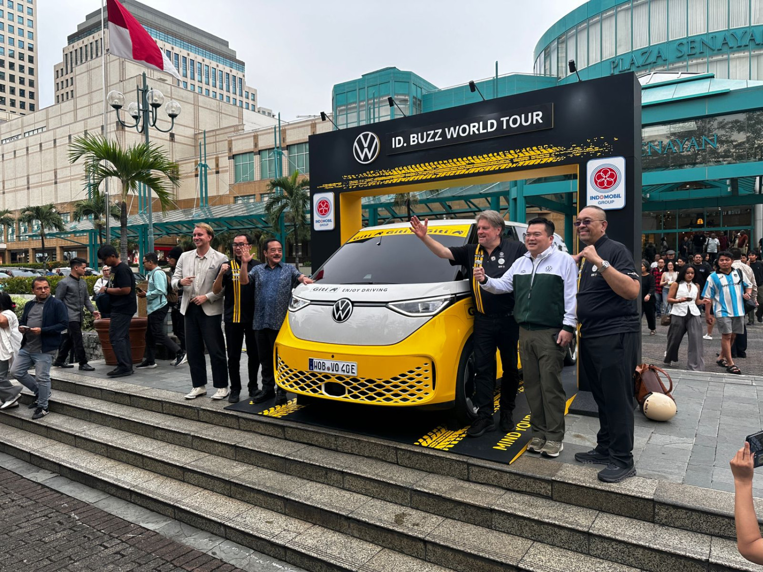 Volkswagen, world tour, Rainer Zietlow, ID. Buzz, Pria Ini Keliling Dunia Pakai VW Listrik, Siap Jelajahi Indonesia