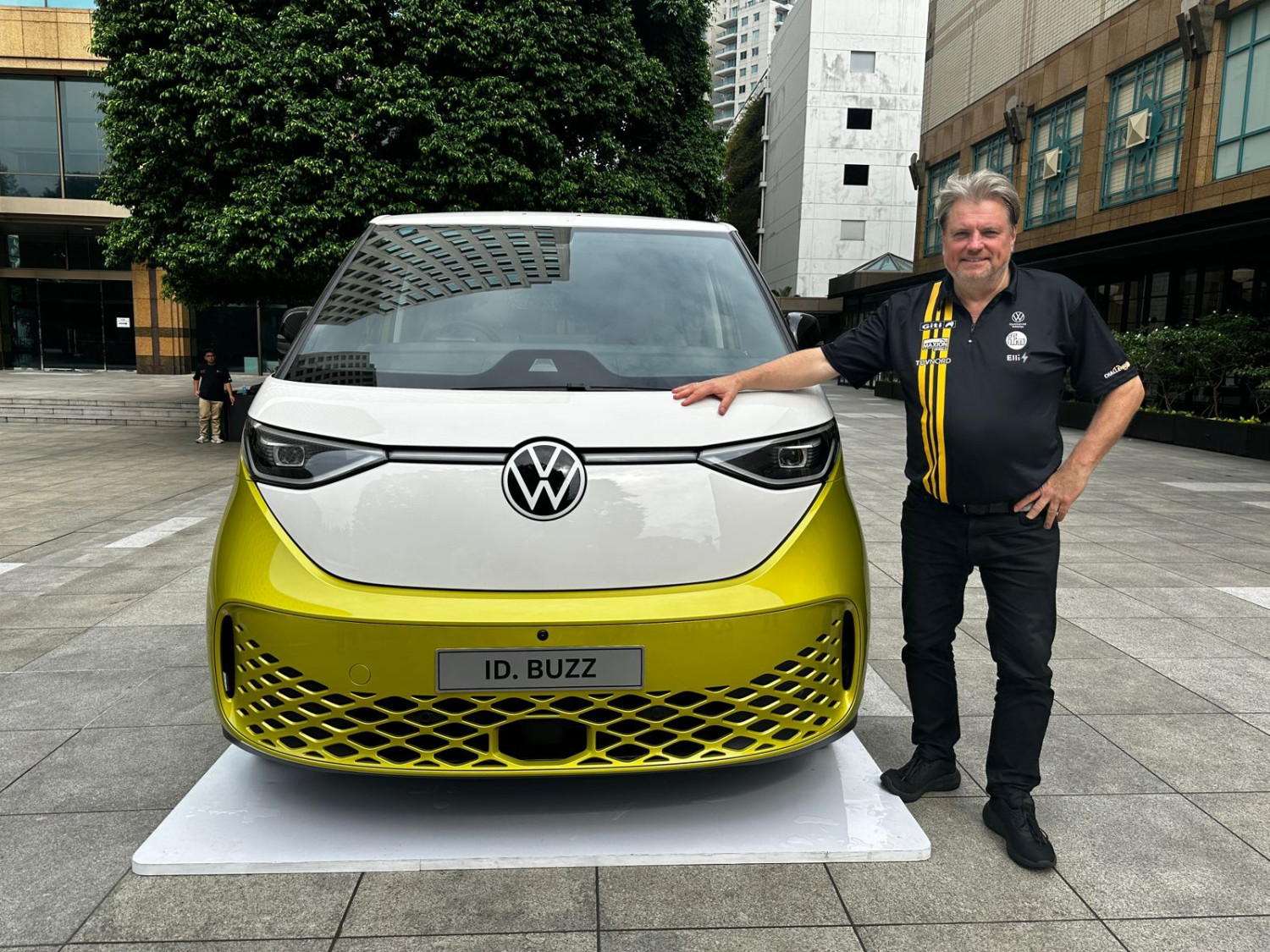 Volkswagen, world tour, Rainer Zietlow, ID. Buzz, Pria Ini Keliling Dunia Pakai VW Listrik, Siap Jelajahi Indonesia