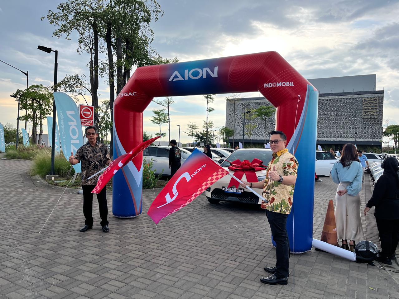 mobil listrik, Aion Indonesia, AION, AION UT, Konsumen Full Senyum Janji Pabrikan Ditepati, 250 Unit AION UT Diserahkan ke Konsumen