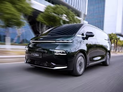 Geely, mpv premium, Denza D9, Geely Auto Indonesia, LEVC L380, Mau Nikmati 'Kue' di Segmen MPV Premium, Geely Siapkan Lawan Berat Denza D9?