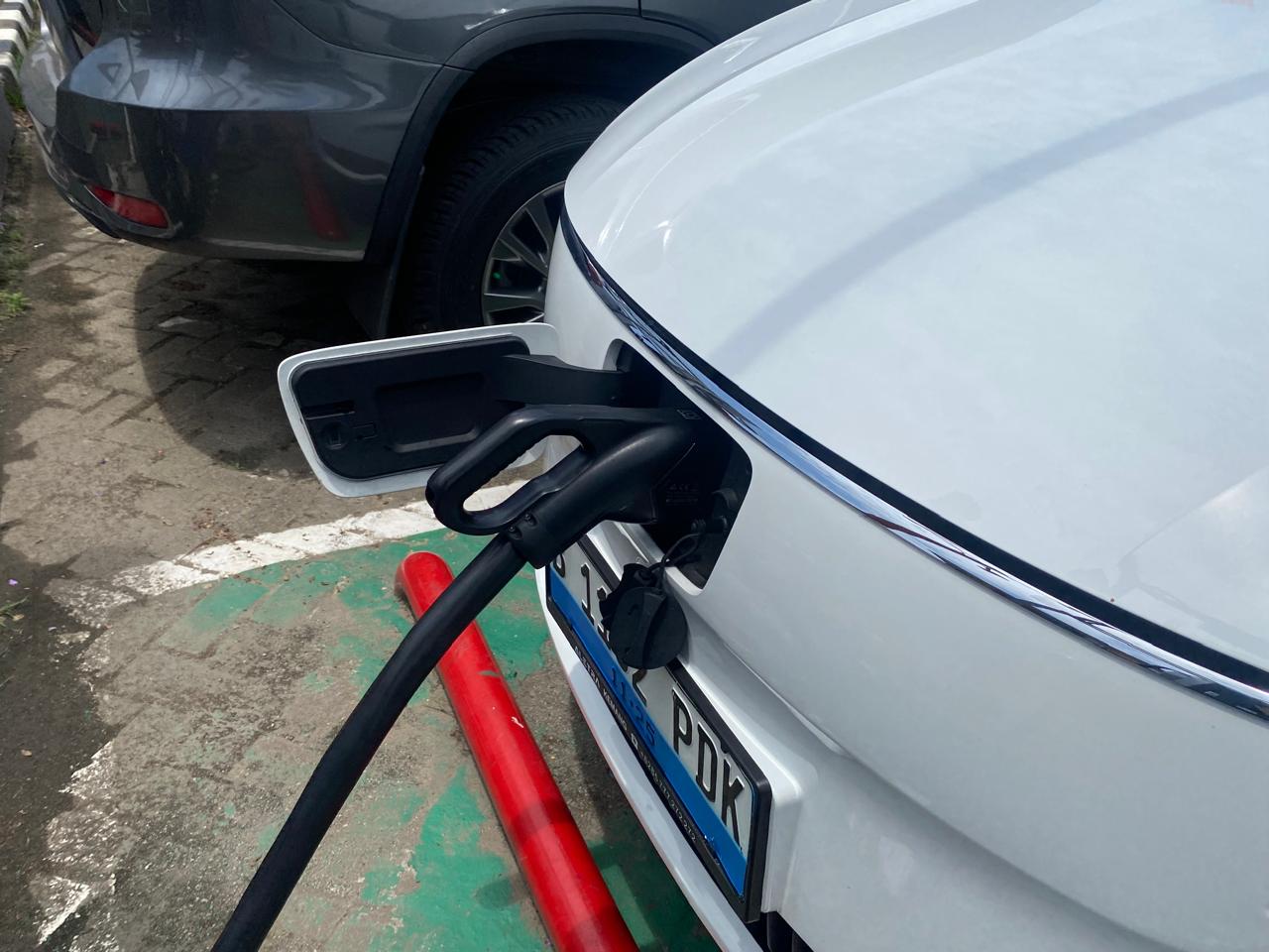 mobil baru, mobil listrik, pengecasan, Aletra L8, Aletra, Suka Duka Ngecas Aletra L8, Isi Ngebut Banget Tapi Posisinya Unik
