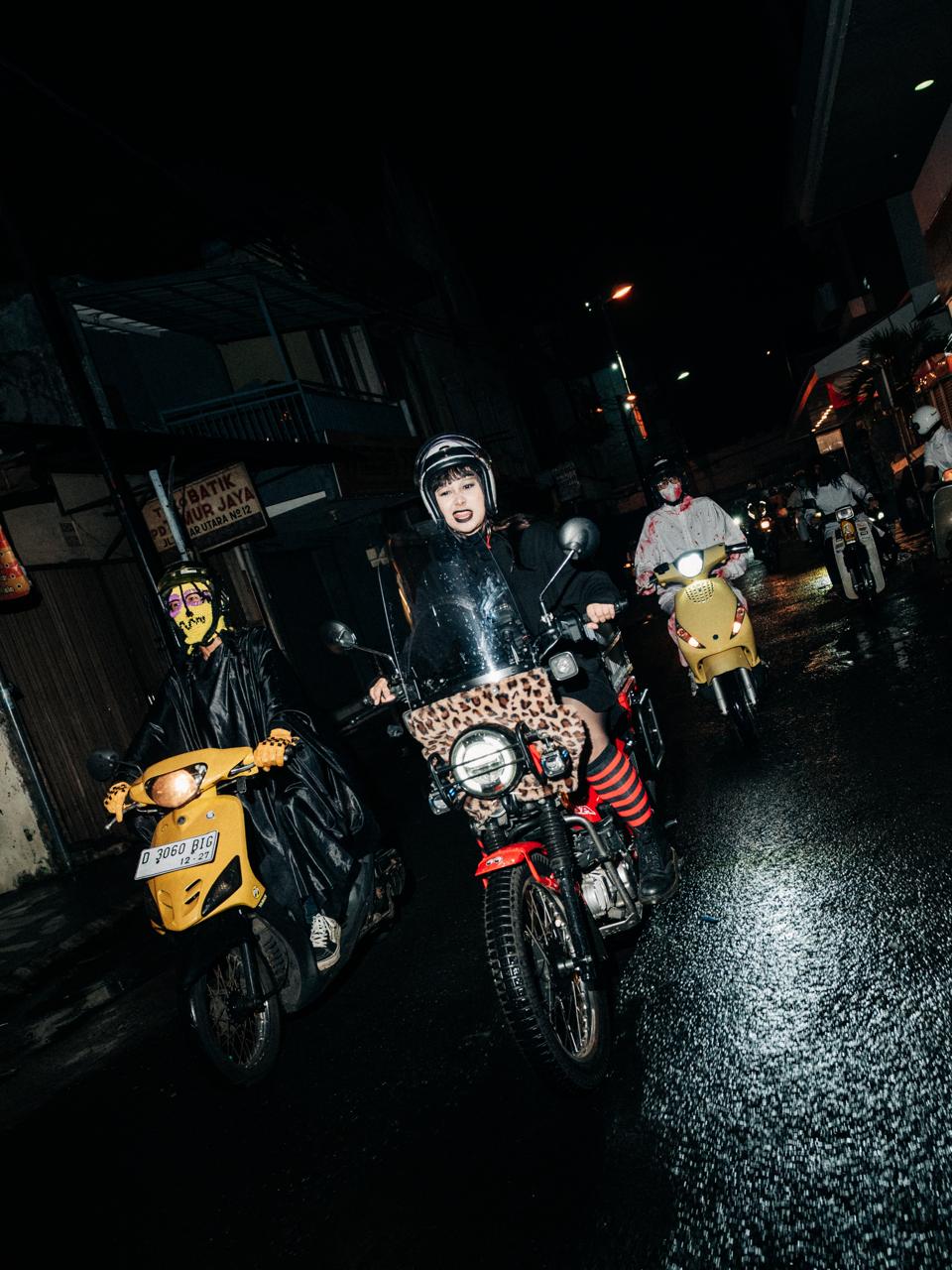 Bandung, halloween, ipone, IPONE Indonesia, Riding Merinding, Bandung Mendadak Merinding, Hantu Turun ke Jalan, IPONE Malah Kasih Apresiasi