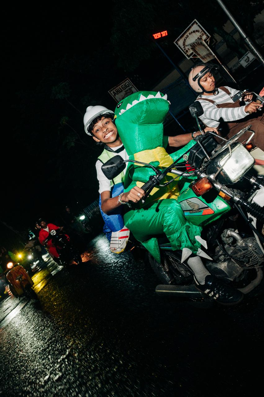Bandung, halloween, ipone, IPONE Indonesia, Riding Merinding, Bandung Mendadak Merinding, Hantu Turun ke Jalan, IPONE Malah Kasih Apresiasi
