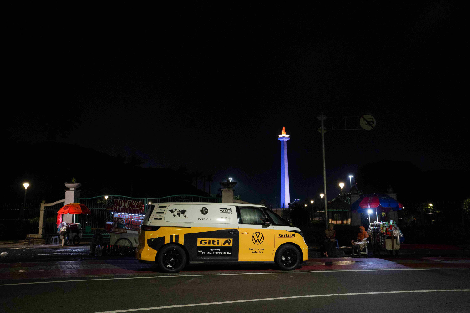 mobil listrik volkswagen, Volkswagen ID. Buzz, Rainer Zietlow, ID. BUZZ World Tour, Mobil Listrik VW, Rainer Zietlow Bawa Volkswagen ID. BUZZ Blusukan Jakarta, Jajan Es Cendol Sampai Potong Rambut