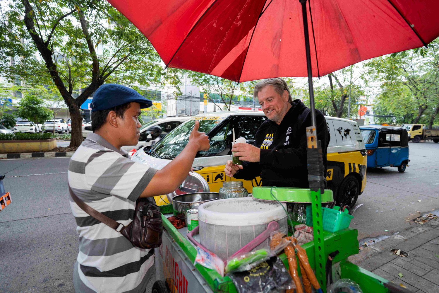 mobil listrik volkswagen, Volkswagen ID. Buzz, Rainer Zietlow, ID. BUZZ World Tour, Mobil Listrik VW, Rainer Zietlow Bawa Volkswagen ID. BUZZ Blusukan Jakarta, Jajan Es Cendol Sampai Potong Rambut