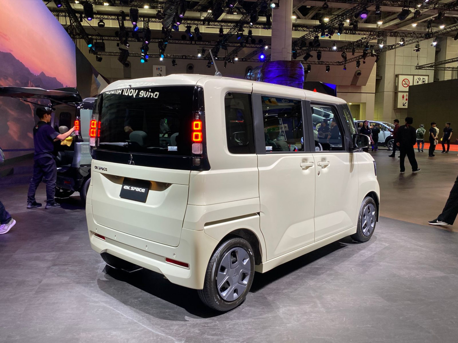 mitsubishi, mobil baru, kei car, Japan Mobility Show 2025, Mitsubishi eK Space, Mengintip Masuk Mitsubishi eK Space Terbaru, Kualitasnya Bisa Dicontoh