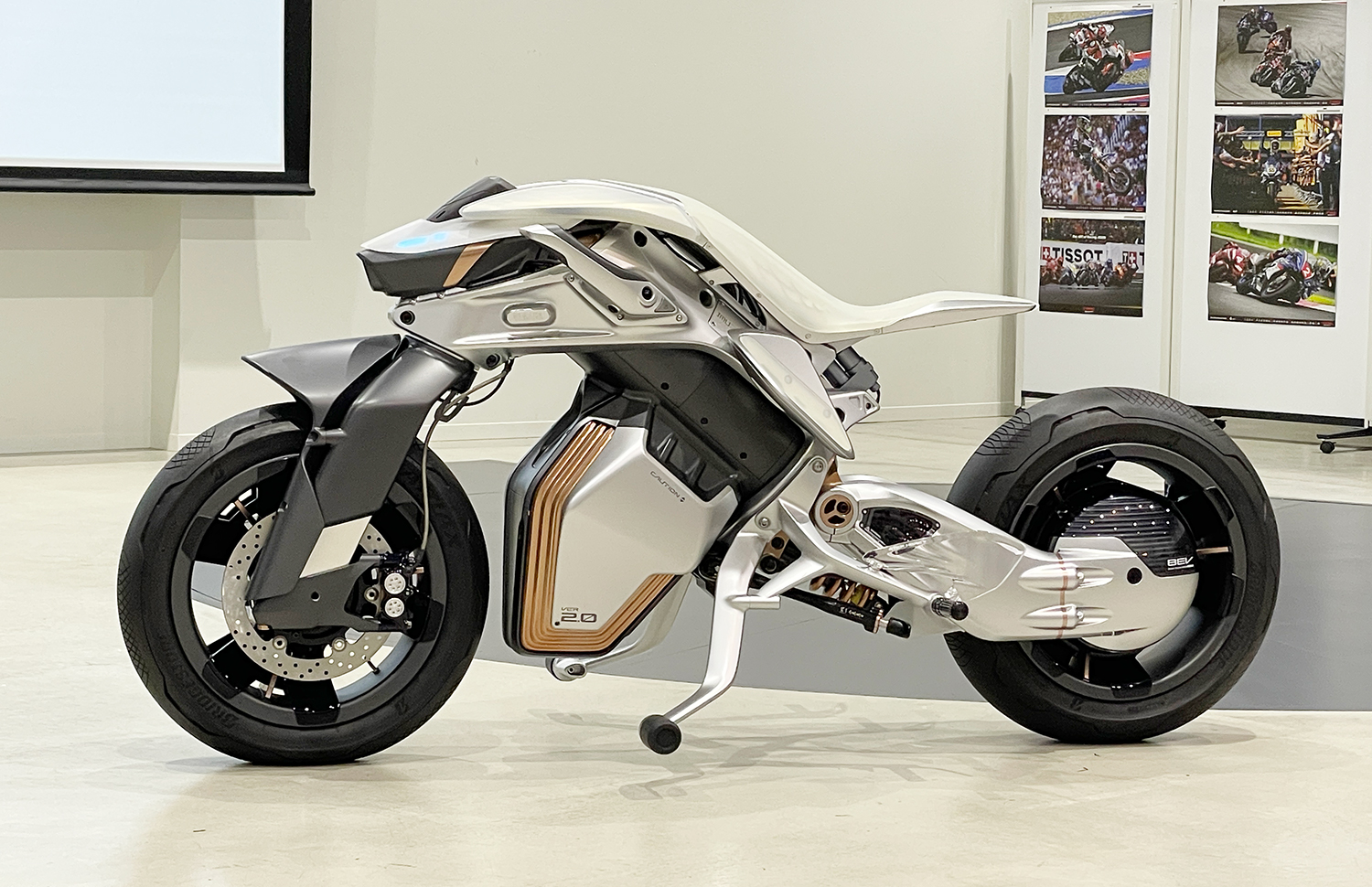 yamaha, motor konsep, MOTOROiD2, Motor Yamaha Yang Enggak Bisa Jatuh Ini Dia Yamaha MOTOROiD2