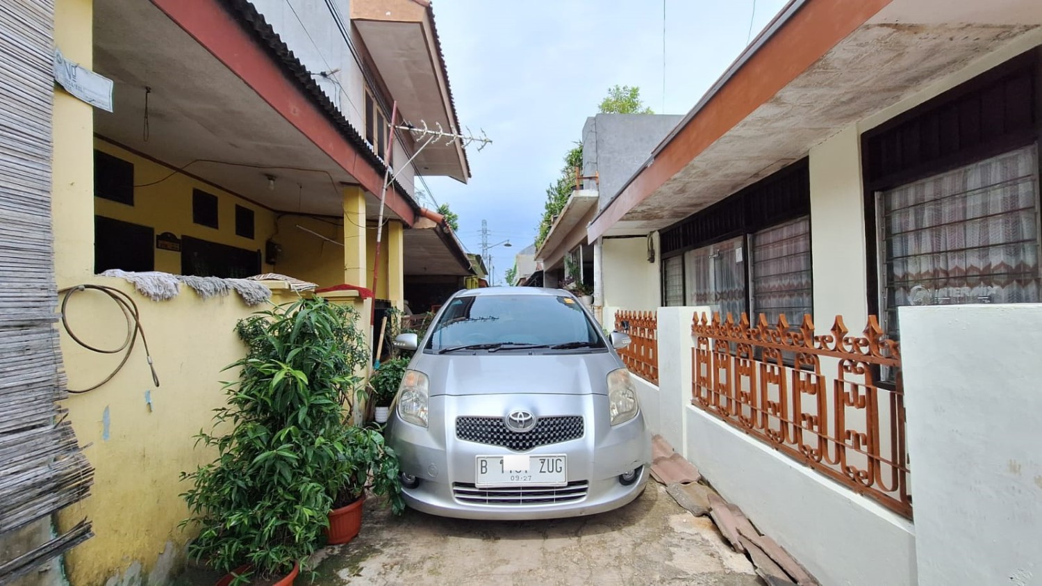 mobil, jalan sempit, Eka Jaya Berrindo, patokan mobil, Masuk Jalan Kecil Tanpa Panik, Ini Cara Mudah Mengukur Bodi Mobil