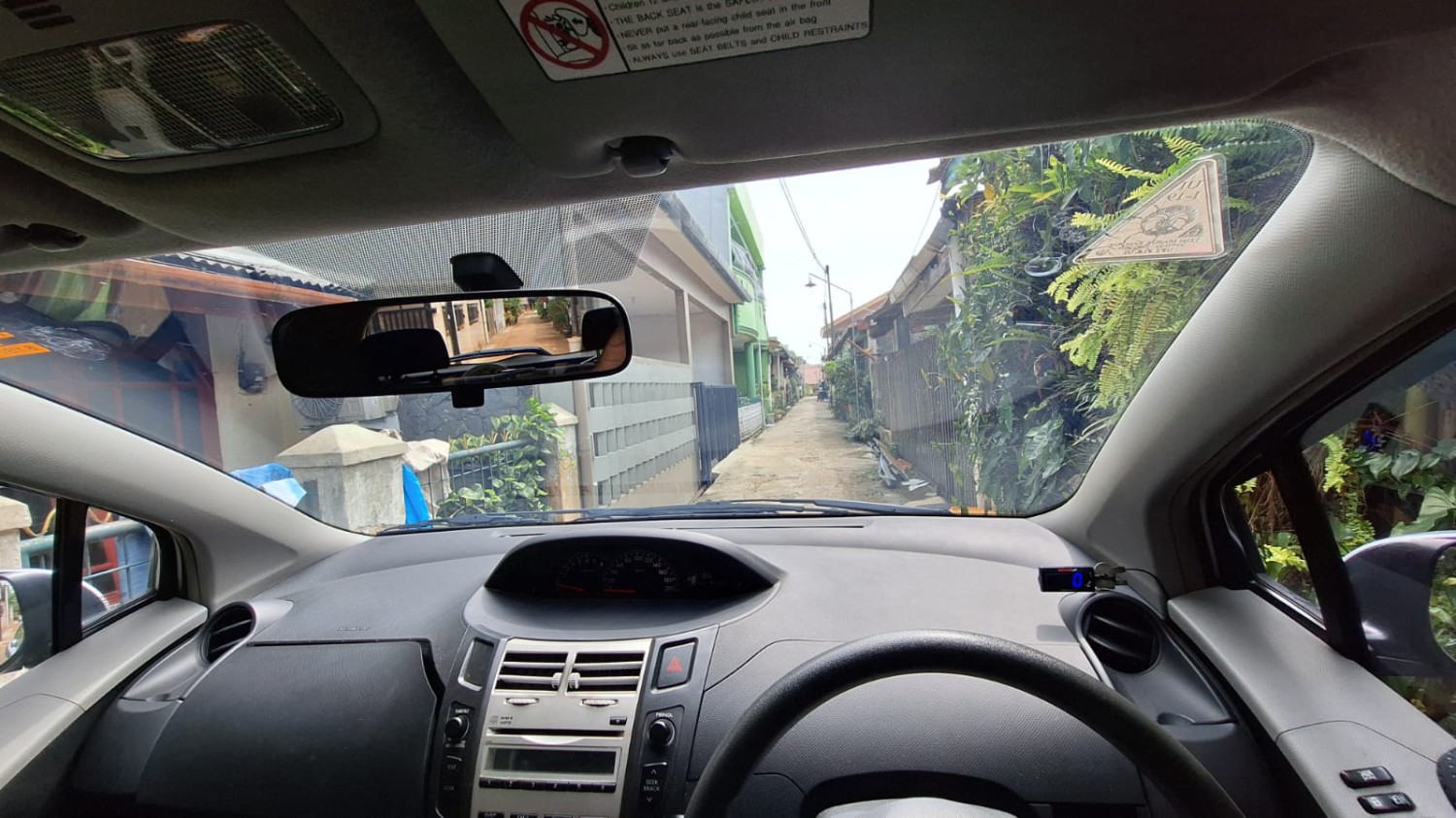mobil, jalan sempit, Eka Jaya Berrindo, patokan mobil, Masuk Jalan Kecil Tanpa Panik, Ini Cara Mudah Mengukur Bodi Mobil