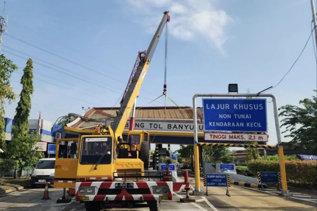 jasa marga, Tol Surabaya-Gempol, Gerbang Tol Banyu Urip, Gerbang Tol Ditabrak Truk, Gerbang Tol Banyu Urip Surabaya Ditutup Sementara, Atap Nyaris Ambles di Senggol 'Transformer'