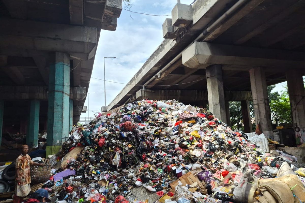 gunung sampah, tol tanjung priok, bantar gebang, tol wiyoto wiyono, Bukit Sampah Tol Wiyoto Wiyono, Miris, Bukit Berbau Busuk Muncul di Kolong Tol Wiyoto Wiyono
