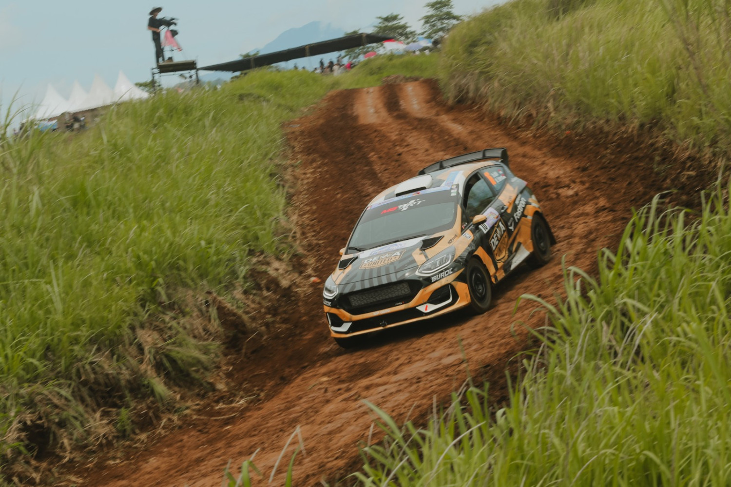 sprint rally, kejurnas, Dewa United Motorsports, Sprint Rally 2025, rally indonesia, Dominasi di Tengah Hujan! Dewa United Motorsports Sapu Bersih Podium Final Sprint Rally