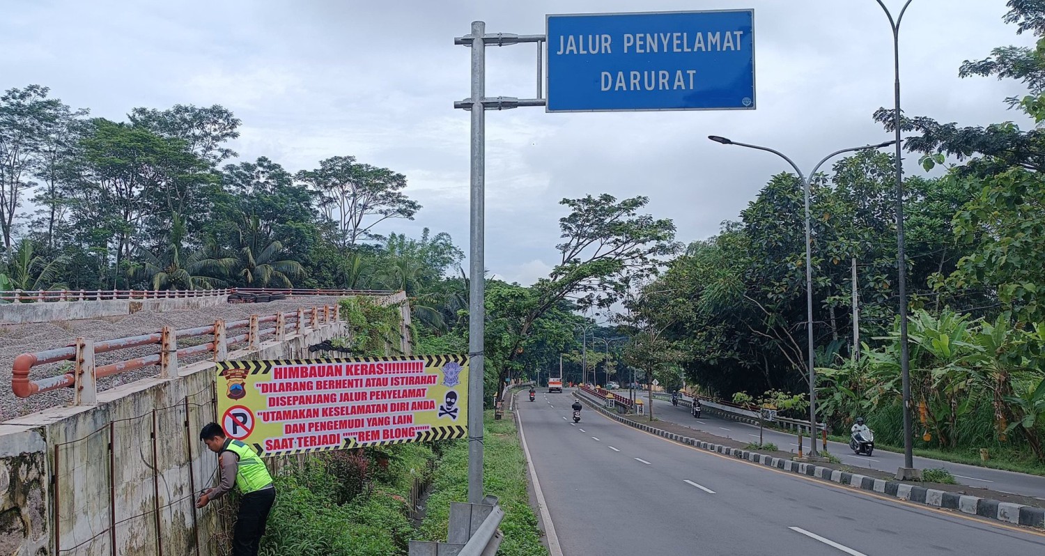 jalan tol, rem blong, Truk Rem Blong, Rawan Kecelakaan, Jalur Penyelamat, titik rawan kecelakaan, Ini Fungsi Jalur Penyelamat dan Kenapa Dilarang Berhenti Dengan Sengaja di Lokasi Tersebut