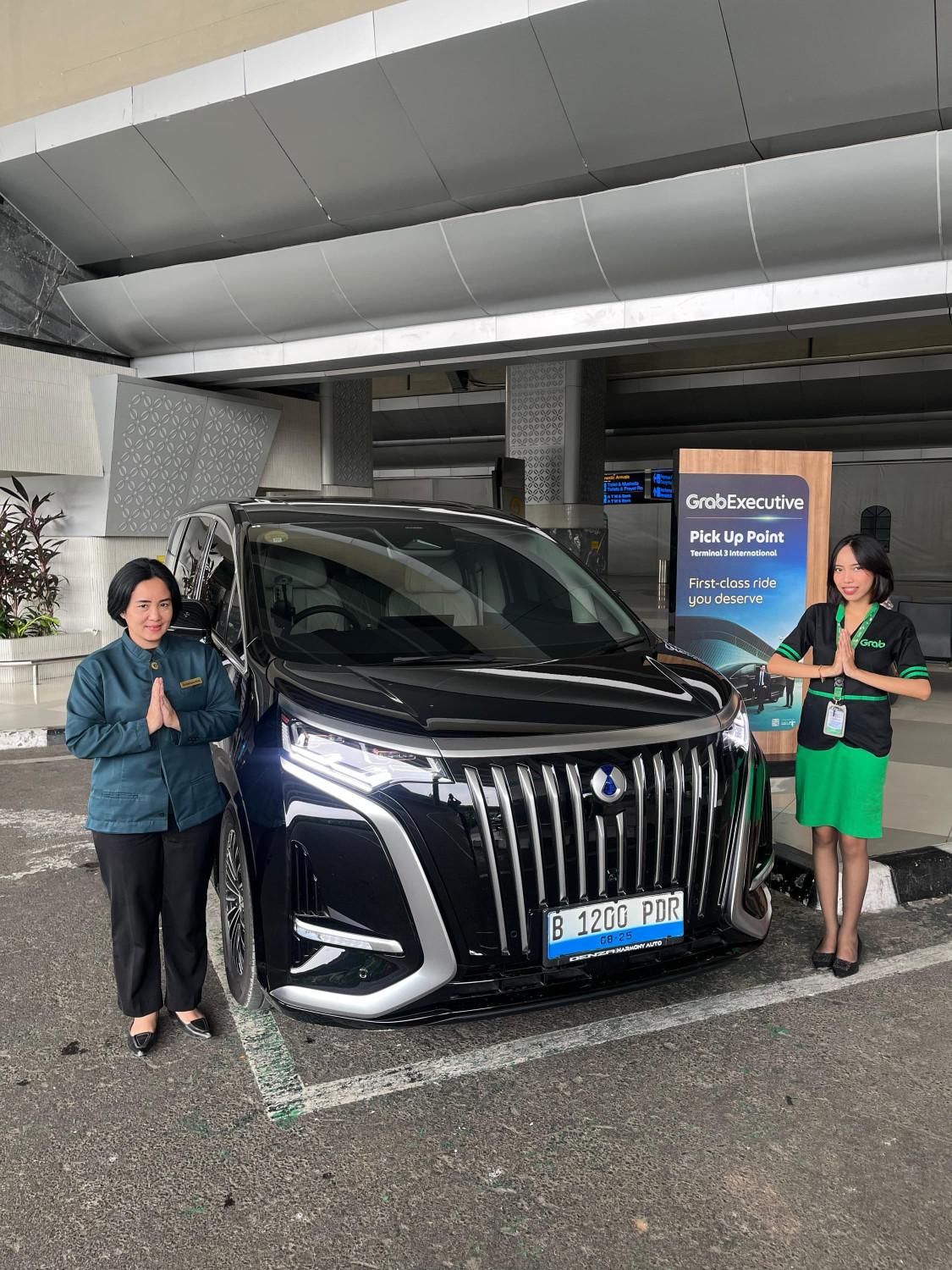 taksi, bandara, grab, taksi bandara, Denza D9, GrabExecutive, Denza D9 Jadi Armada Grab, Taksi Alphard Bakal Minder Nih di Parkiran