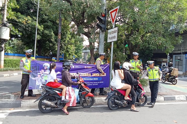 operasi zebra, denda tilang, tutup pelat nomor, Menutup Pelat Nomor, Operasi Zebra Jakbar, Pelanggaran Ini Ditemui saat Operasi Zebra 2025 di Jakarta Barat, Modus Pakai Stiker dan Masker