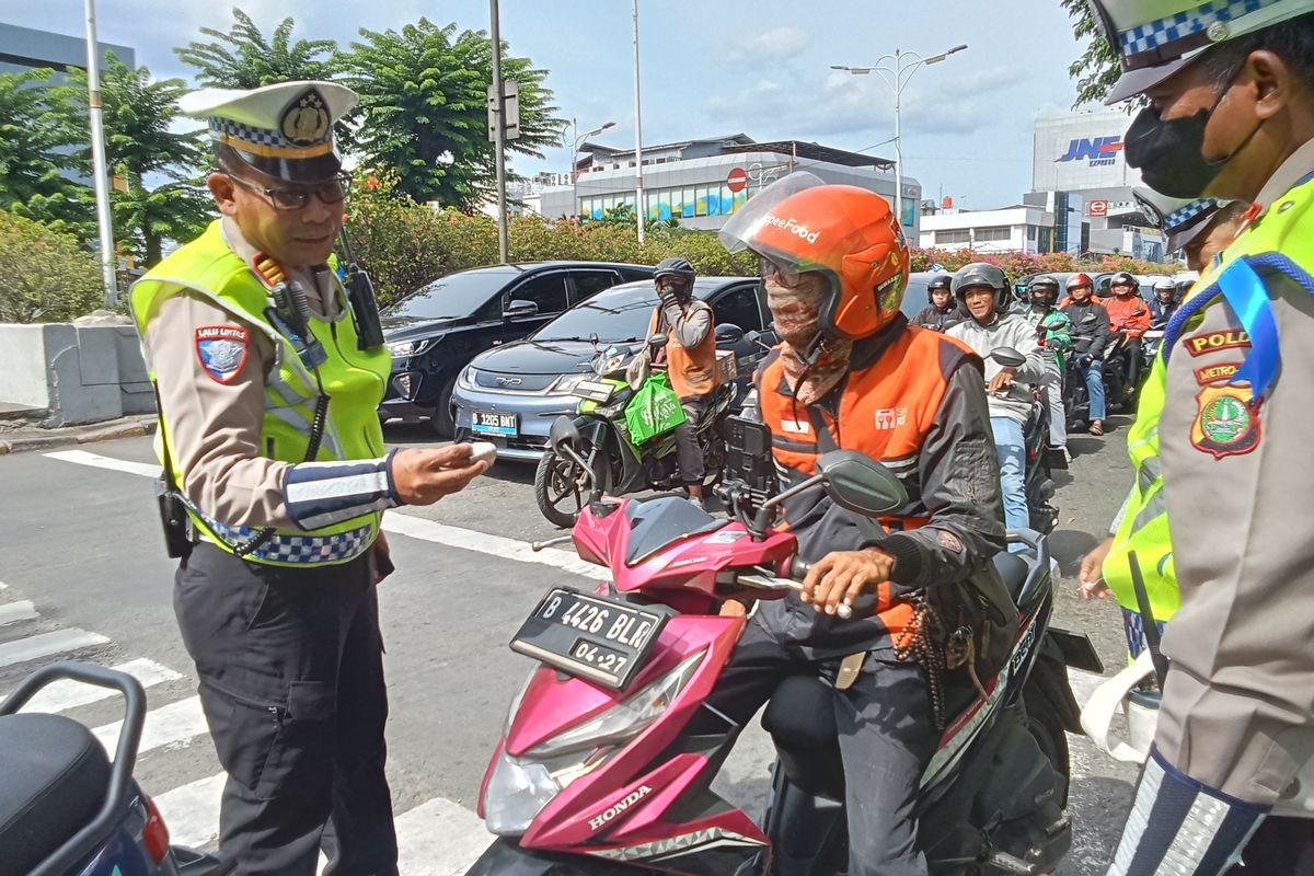 operasi zebra, denda tilang, tutup pelat nomor, Menutup Pelat Nomor, Operasi Zebra Jakbar, Pelanggaran Ini Ditemui saat Operasi Zebra 2025 di Jakarta Barat, Modus Pakai Stiker dan Masker