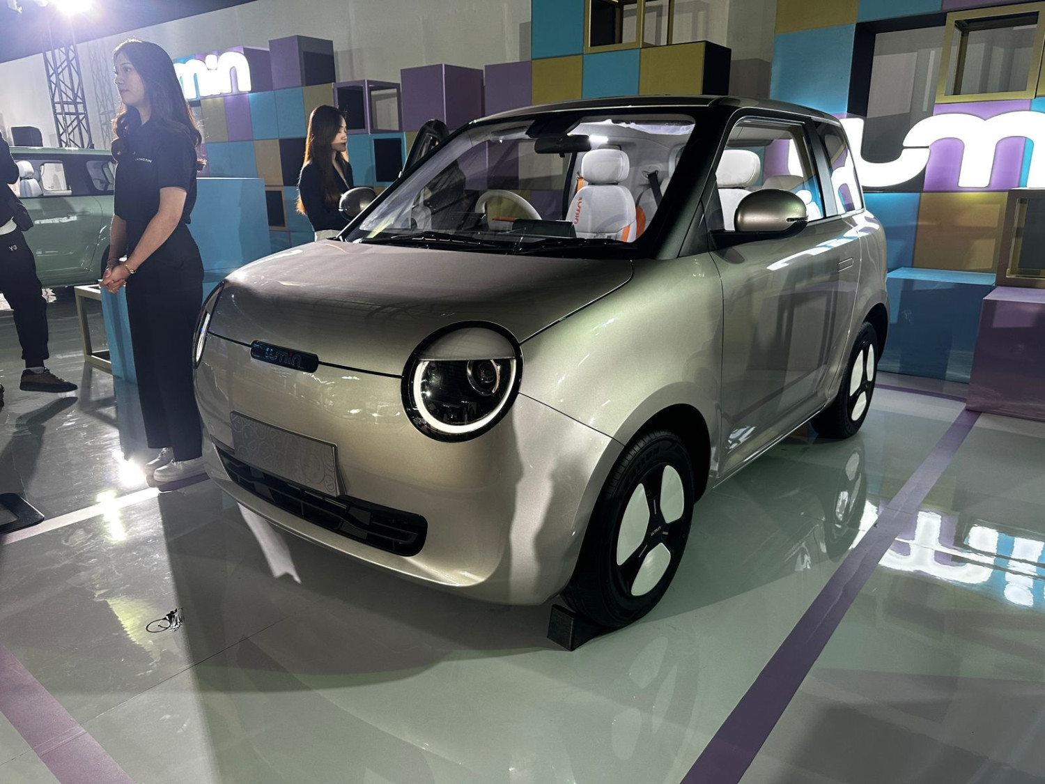 mobil baru, mobil listrik, baris kedua, changan, Changan Lumin, Mobil Kecil Tapi Lega, Ini Cara Akses Baris Kedua Changan Lumin