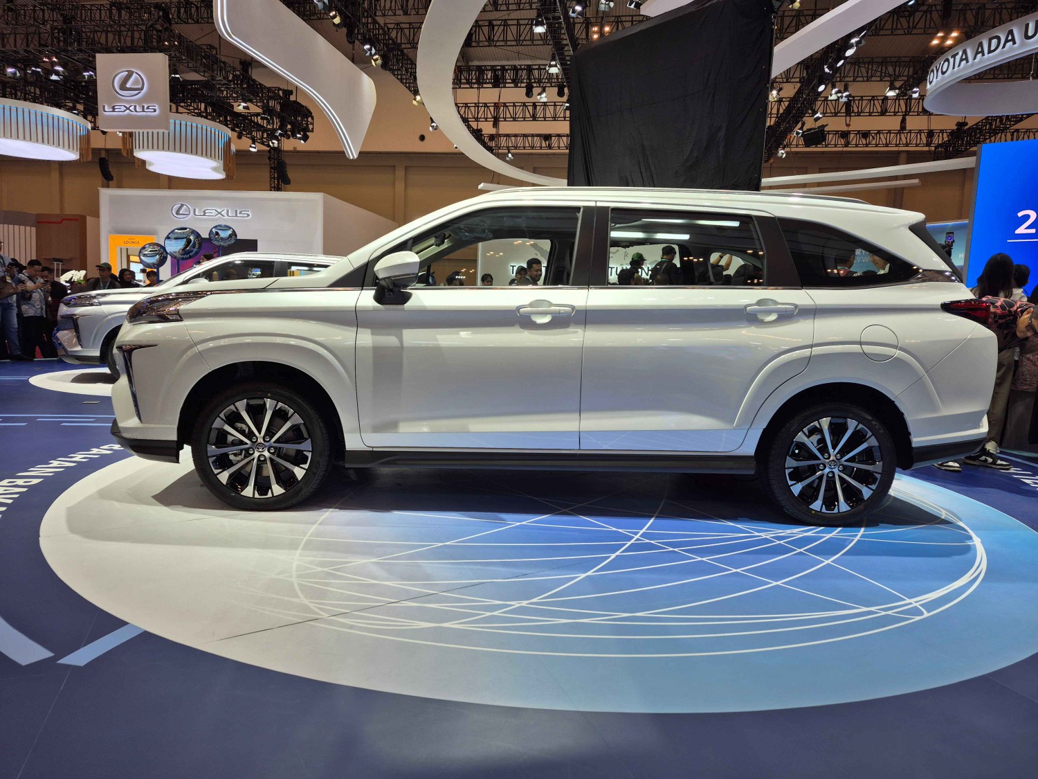 toyota, hybrid, veloz, veloz hybrid, GJAW 2025, GAIKINDO Jakarta Auto Week (GJAW), Toyota Veloz Hybrid Resmi Launching di Indonesia, Segini Harganya!