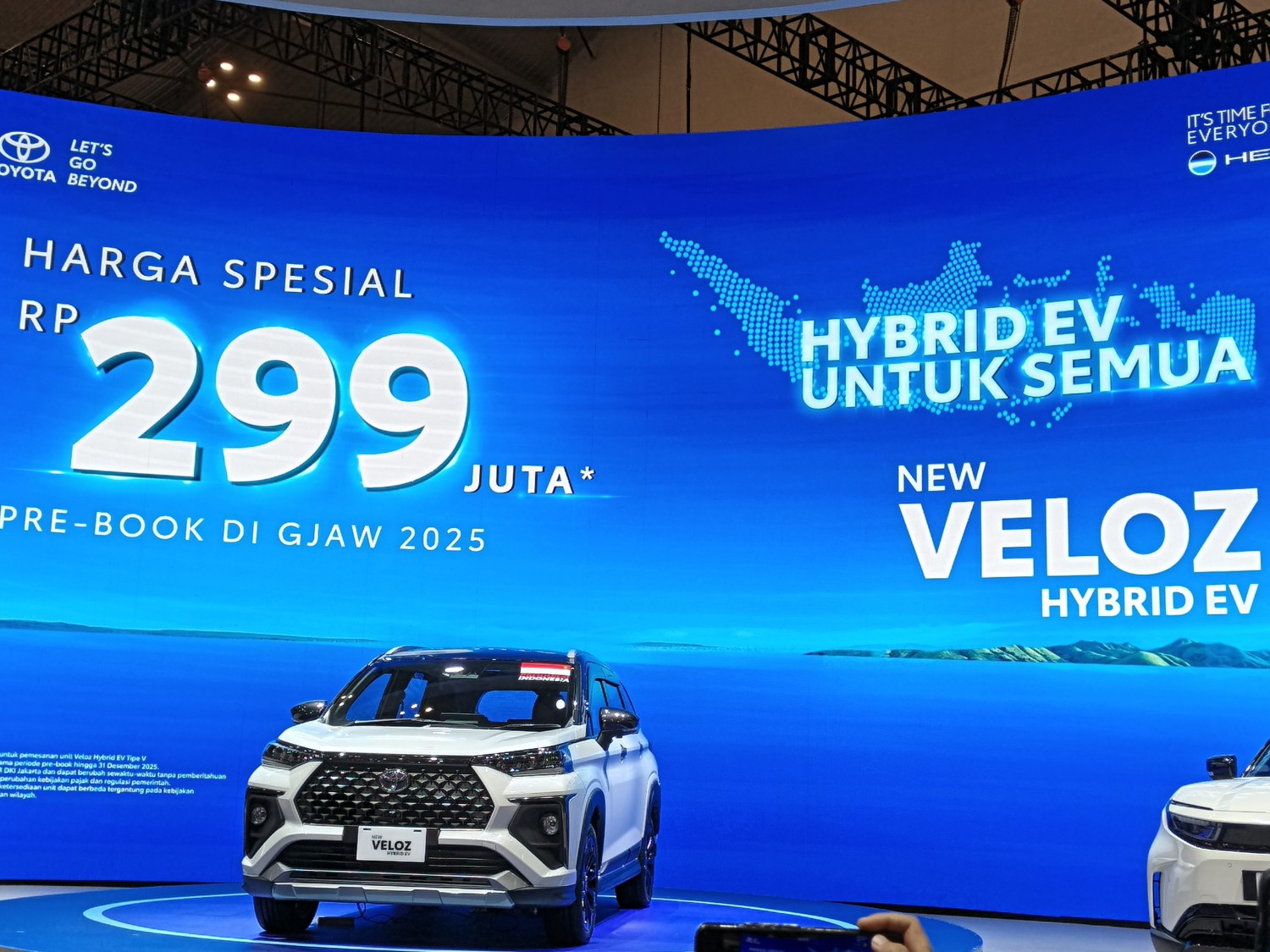 harga, berita foto, Gaikindo Jakarta Auto Week, Toyota Veloz Hybrid, GJAW 2025, Berita Foto: Toyota Veloz Hybrid yang Hadir di GJAW 2025