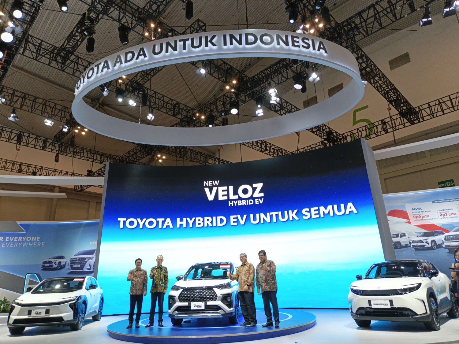 fitur, mesin, Yaris Cross, Toyota Veloz Hybrid, GJAW 2025, Ini Fitur di Toyota Veloz Hybrid yang Resmi Meluncur di Indonesia