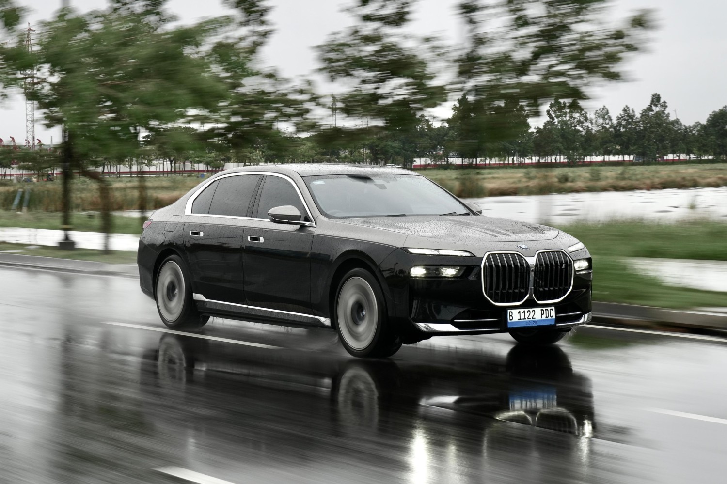 performa, mobil listrik, BMW i7, Tenaga Besar Topang Bobot 2,5 Ton, BMW i7 Bisa Lari Sekencang Ini