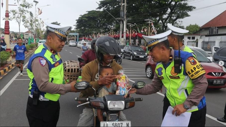 operasi zebra, razia polisi, razia lalu lintas, razia kendaraan, Razia Kendaraan Kebumen, Warga Kabupaten Ini Bahagia Ada Razia Operasi Zebra 2025, Sampai Rumah Bawa Oleh-oleh