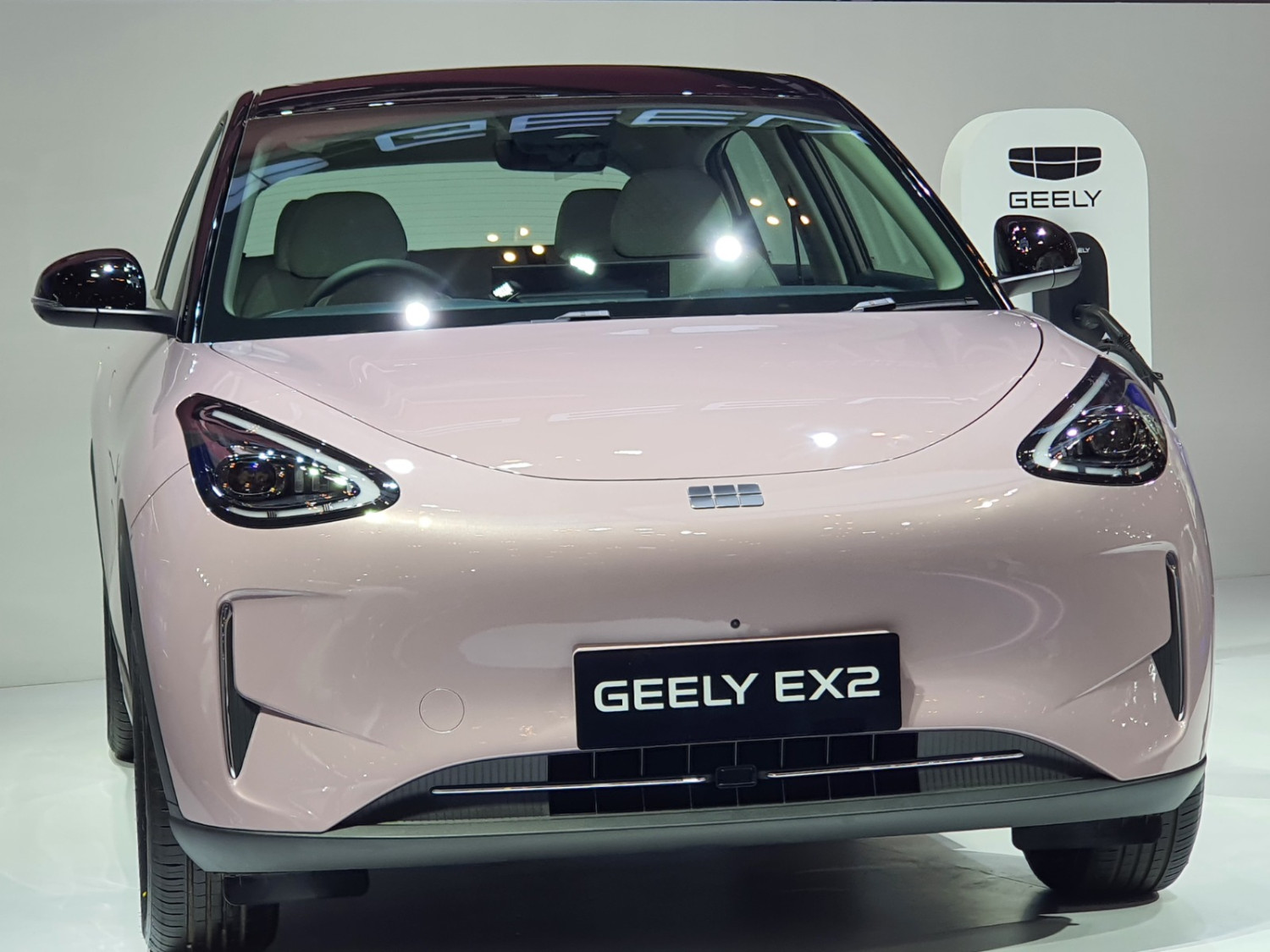 Geely, GJAW 2025, HER WHEELS, Geely EX2, Perempuan Pasti Suka, 3 Fitur Ini Bikin Geely EX2 Cocok Buat Harian