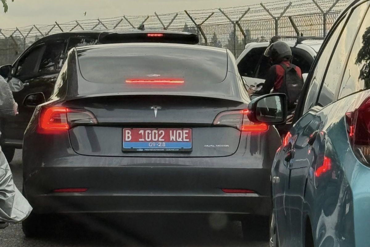 tesla model 3, mobil listrik tesla, mobil dinas listrik, Mobil Listrik dinas, Pemkot Tangerang Selatan, Heboh Mobil Listrik Tesla Model 3 Berpelat Dinas Merah B 1002 WQE, Pemkot Tangsel Bereaksi Begini