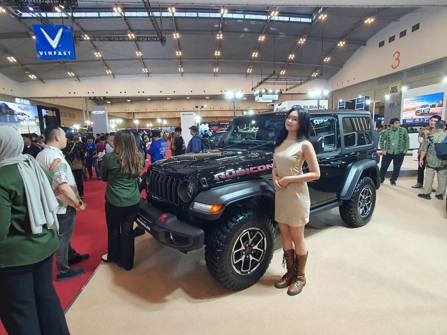 ibu-ibu, jeep, jeep wrangler, Harga Jeep Wrangler 4-Door Rubicon, Lagi Tren Perempuan Pakai Jeep Wrangler Buat Harian, Ini Alasannya