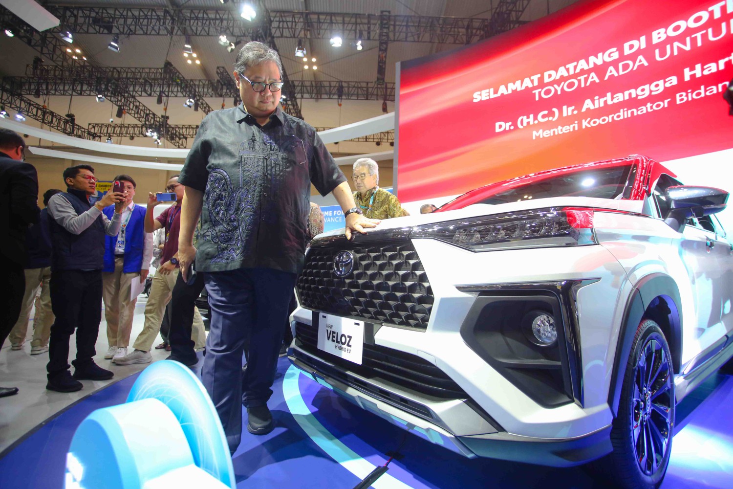 toyota, airlangga hartanto, Toyota bZ4X, GJAW 2025, New Veloz Hybrid EV dan bZ4X Jadi Sorotan Airlangga Hartarto di GJAW 2025