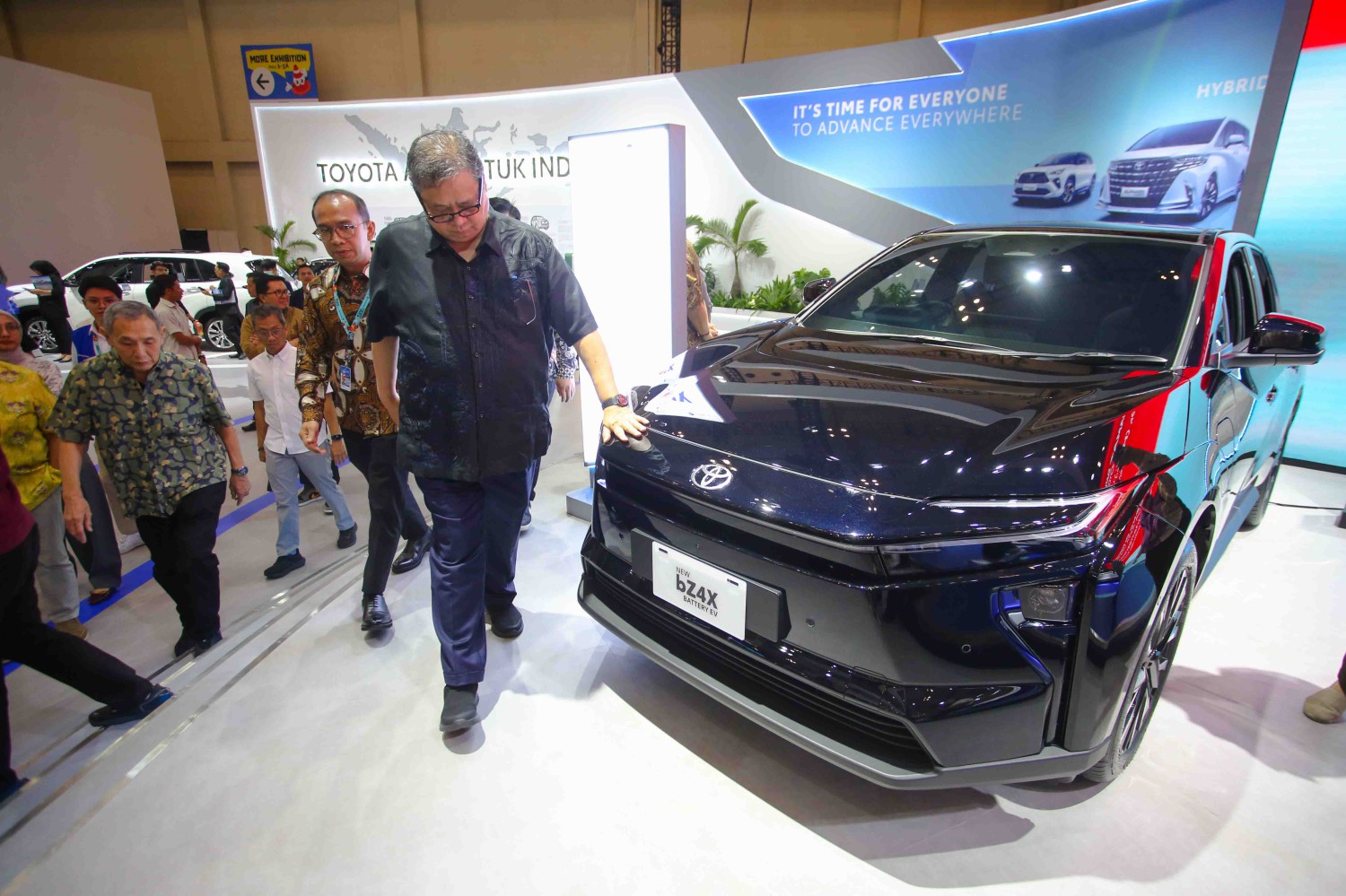 toyota, airlangga hartanto, Toyota bZ4X, GJAW 2025, New Veloz Hybrid EV dan bZ4X Jadi Sorotan Airlangga Hartarto di GJAW 2025