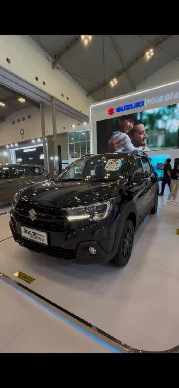 suzuki, Suzuki XL7, Skema Kredit Suzuki XL7, XL7 Hybrid Alpha Kuro, GJAW 2025, Suzuki Goda Pengunjung GJAW 2025, Kredit XL7 Hybrid Alpha Kuro Bisa Tanpa Bunga