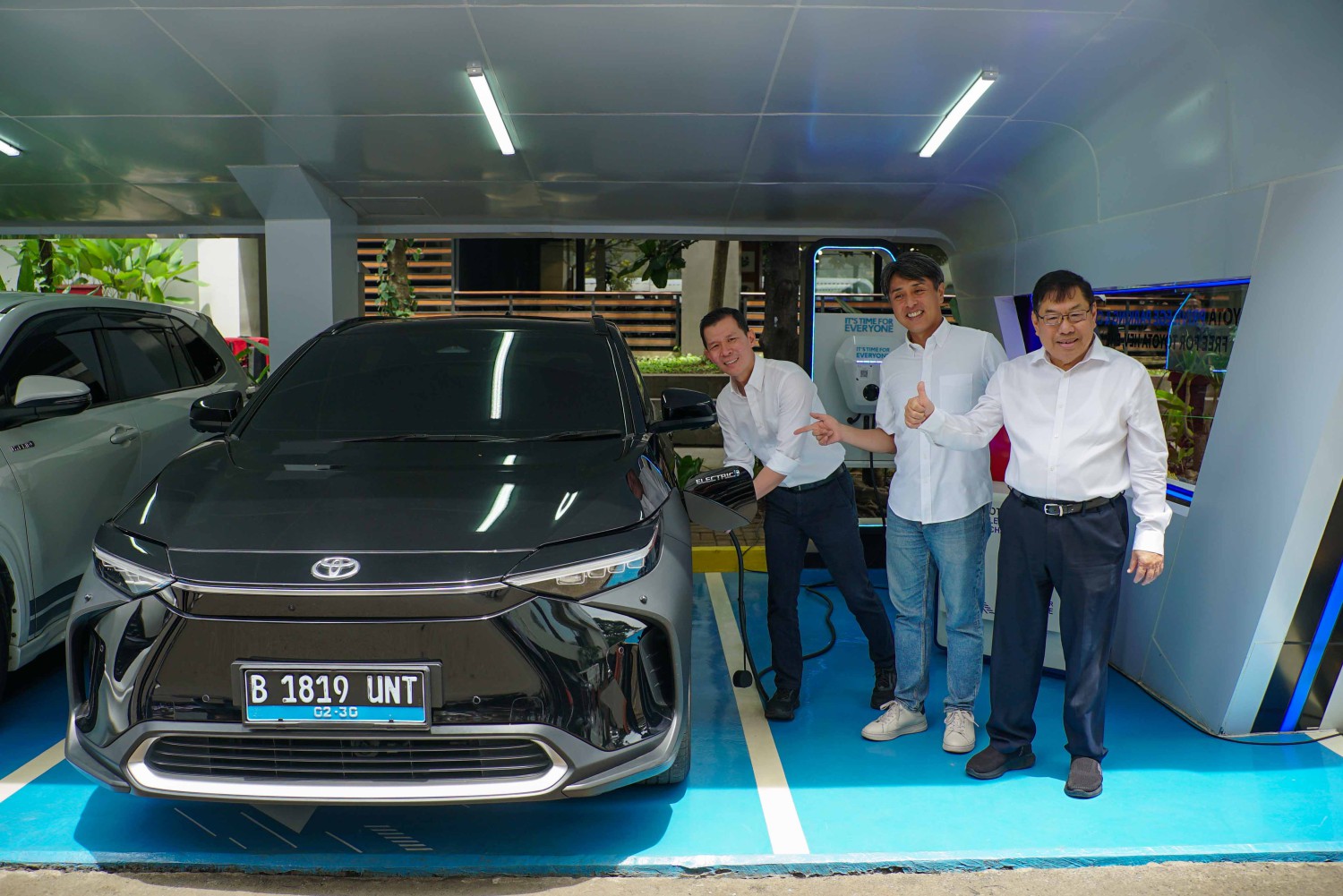 Bandung, pt toyota-astra motor, Jap Ernando Demily, Toyota Privilege Parking, Toyota Resmikan Privilege Parking dan Charging Pertama di Bandung