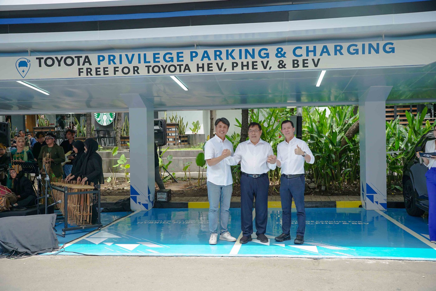 Bandung, pt toyota-astra motor, Jap Ernando Demily, Toyota Privilege Parking, Toyota Resmikan Privilege Parking dan Charging Pertama di Bandung