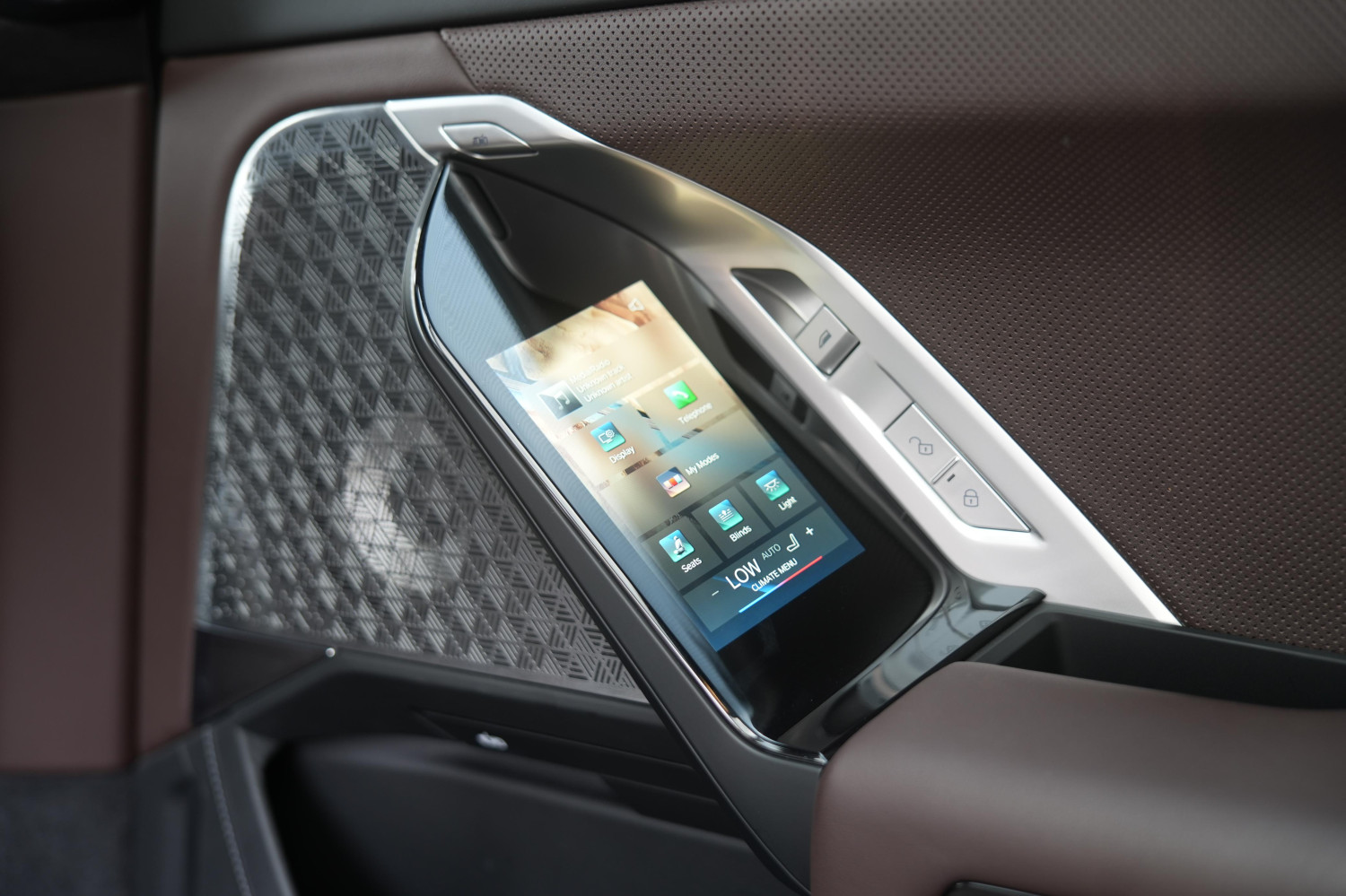 mobil listrik, BMW i7, BMW i7 xDrive60, Canggih, Door Trim BMW i7 Ada Layar Kecil Bisa Atur Banyak Fitur