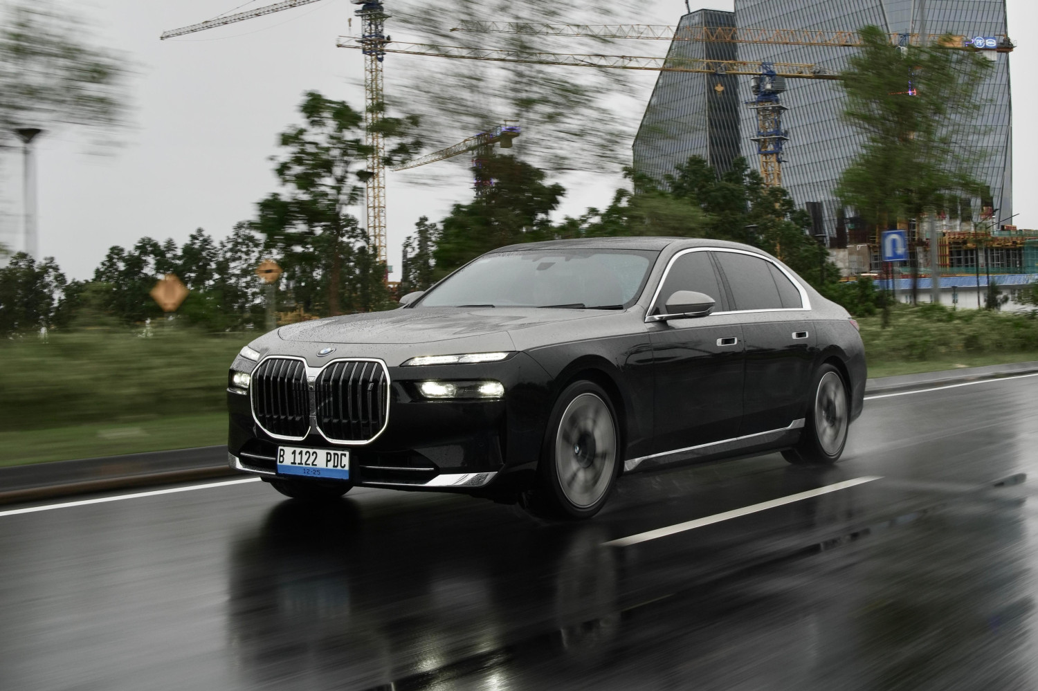 mobil listrik, BMW i7, BMW i7 xDrive60, Canggih, Door Trim BMW i7 Ada Layar Kecil Bisa Atur Banyak Fitur